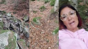 une petite video rapide excibe en foret pour vous dire mes fans que je suis ...