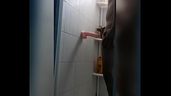 Probando mi dildo en la ducha