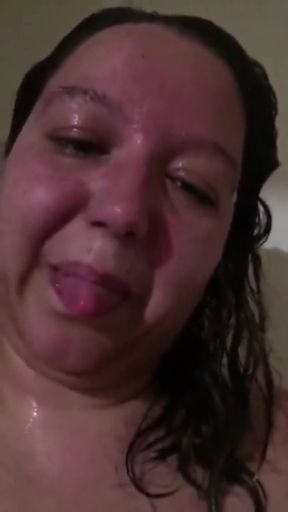 WildEnglishBBW shaking my booty, rubbing my fat pussy in bath