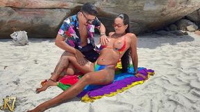 fodendo na praia de nudismo com varias pessoas assistindo