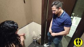 AMATEUR BABE BLOWJOB IN PUBLIC TOILET