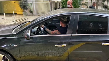 Motorista de uber ganha mamada no carro e pede pra fuder minha bunda em casa
