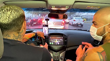 Motorista de uber ganha mamada no carro e pede pra fuder minha bunda em casa