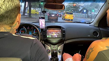 Motorista de uber ganha mamada no carro e pede pra fuder minha bunda em casa