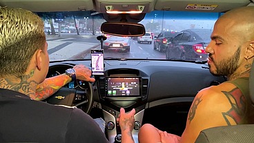 Motorista de uber ganha mamada no carro e pede pra fuder minha bunda em casa