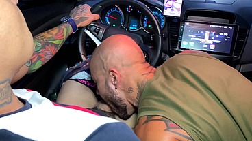 Motorista de uber ganha mamada no carro e pede pra fuder minha bunda em casa
