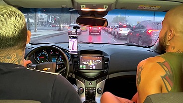 Motorista de uber ganha mamada no carro e pede pra fuder minha bunda em casa