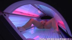 MÄDCHEN MASTURBIERT IM SOLARIUM