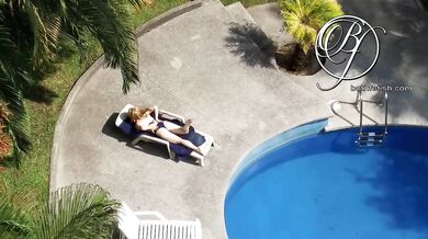 My MILF neighbor scratched her pussy by the pool and I came watching