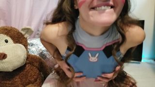 Cosplayerin D.Va zieht sich aus und fickt ihre Muschi mit einem Dildo