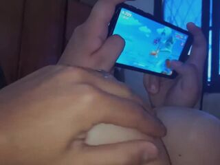 Me tocan mis grandes tetas mientras juego video juegos en mi celular- PORNO EN ESPAÑOL