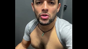 Foda no banheiro publico, um entra e sai do box , machos saciados - 02