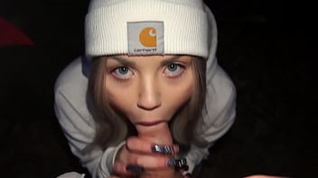 Young chick wants to fuck with a skateboarder