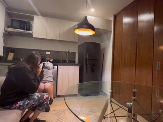 Mi esposo me envía a una fontanera para que no le sea infiel y ella me destapa la cañería!