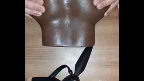 L&eacute_cher sa chatte en silicone remplie de chantilly