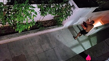 Morenaça gostosa foi surpreendida por ladrão comendo seu cuzinho