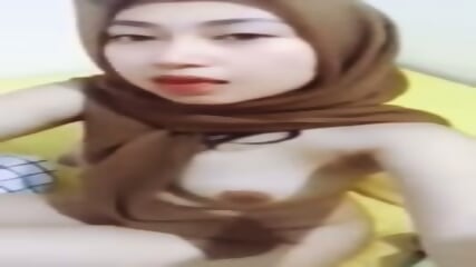 Jilbab coklat Tasya pamer tetek mungilnya yang indah