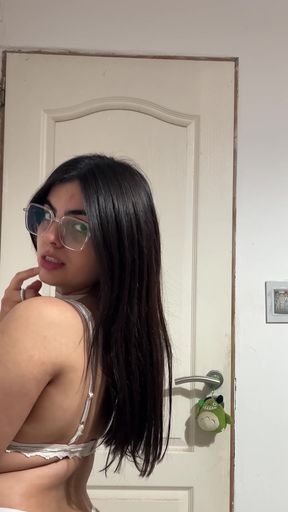 Amateur onlyfan shows off her ass