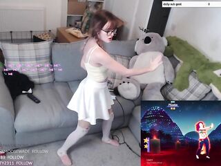 CUTE TWITCH STREAMER BEAUTY DANCING TO SHAKIRA (SHYPHOEBE)