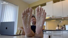 Come clean my feet with your tongue - Feet Vini - Foot size 15 (MP4-HD 1080p)