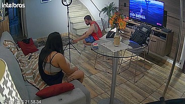 Ela esfrega sua boceta até o fim