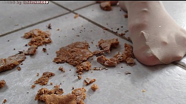 Lebkuchen mit Nylonfüssen zertreten