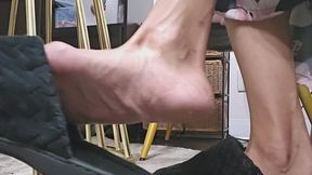 Come for Momma while I dangle this milf slipper -dangle toe flickn -