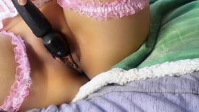estoy tan caliente que me masturbo con mi vibrador, me meto mi pepino y termino en dp con mi dildo anal