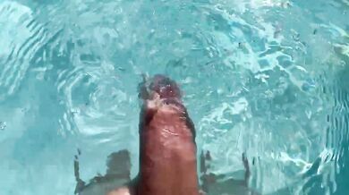 Je prends mon pied dans ma piscine
