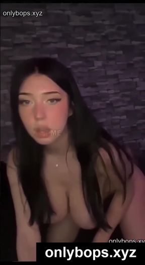 TikTok celeb teen exposes her body on OnlyFans