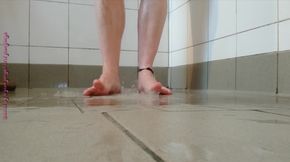 Sticky feet in the shower