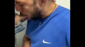 Trabalhadores fazendo fila para receber mamada do gay da cidade no banheiro do alojamento.