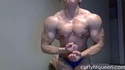 Milf gym rat flexing her daily pump