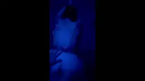 Big kont MILF krijgt een pak slaag en wordt in snelle doggystyle geneukt