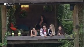 Mc Mirella pagando peitinho