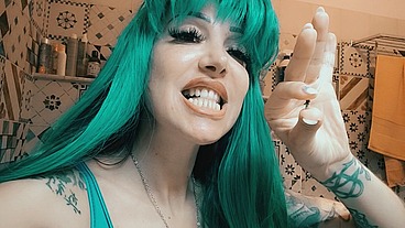 the gluttonous giantess has sharp teeth