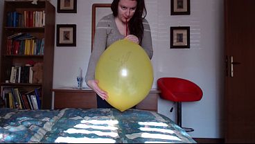 YELLOW LOONER TEASE: Nicoletta&rsquo_s Warm &amp_ Sensual Friction with the Balloon
