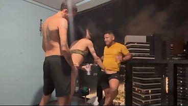 Festinha no AP em fortaleza acaba em sexo entre amigos da Aldeota