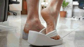 I love to tease you by playing with my flip flops MP4 (1920x1080) FHD
