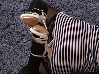 A milf masturbates with a high-heeled shoe and cums. Foot fetish and hairy pussy. Amateur.