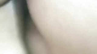 Грязная шлюха получает жесткий трах в задницу, а затем ее обливают букаке.