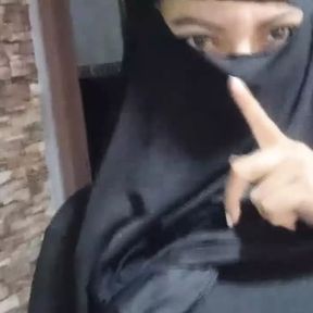 Real Sexy Amateur Muslim Arabian MILF Masturbates Squirting Fluid Gushy Pussy To Orgasm HARD In Niqab