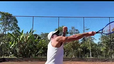 FUI JOGAR TENIS E O CLIMA ESQUENTOU. COMI MEU PARCEIRO NA QUADRA MESMO.