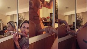 milf maite hedone chupando, esfregando e enfiando o brinquedinho no rabo, ate gozar!