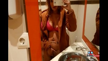 Rubia cachonda en ba&ntilde_o p&uacute_blico buscando sexo