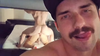 Assim que faz uma trans gozar gostoso, assistam