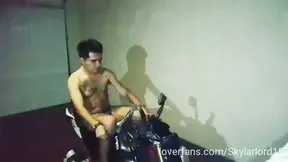 Mi amigo me tomo unas fotos semi desnudo en su moto