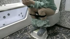 Morning trip to the toilet MP4 FULL HD 1080p
