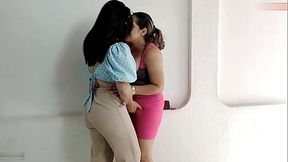 Mujer caliente invita a su amiga a tomar un caf&eacute_ y terminan chap&aacute_ndose sus tetas y d&aacute_ndole dedo en su pussy - HISTORIA COMPLETA - PORNO EN ESPA&Ntilde_OL