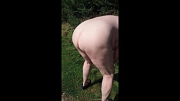 Nackt auf dem Feldweg